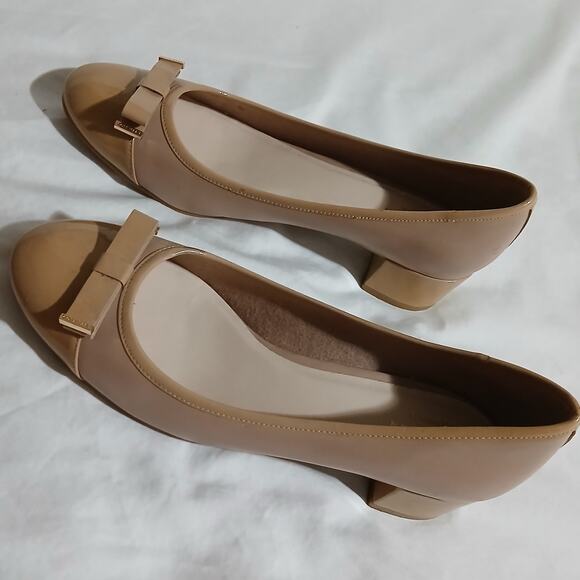 Cole Haan Size 9 Kelsey Block Heel Bow Pumps Neutral Beige Patent Leather Toes - Picture 1 of 13